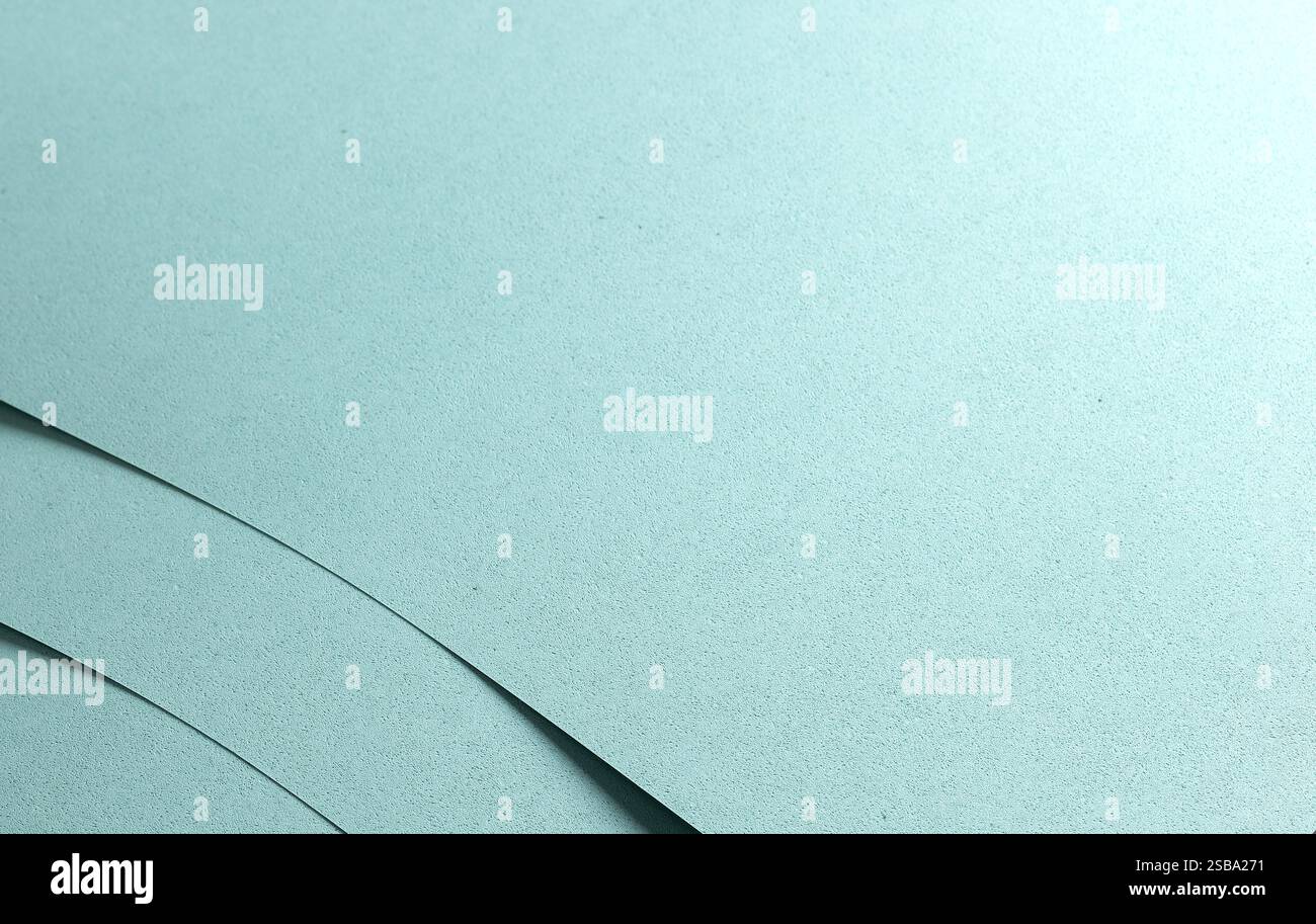 Blaues Papier mit Lochmuster, weichen Pastelltönen und mattem Finish. Elegant und minimalistisch, es hat eine neutrale, moderne Stockfoto