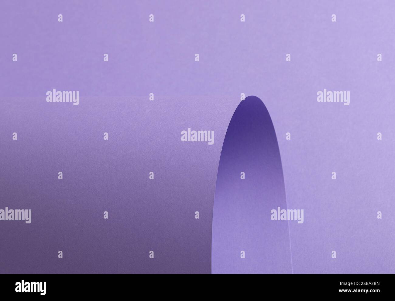 Hintergrund aus Lavendelpapier mit einer glatten, matten Oberfläche und weichen Pastelltönen. Dezent und raffiniert präsentiert es ein minimalistisches, elegantes und modernes Design Stockfoto