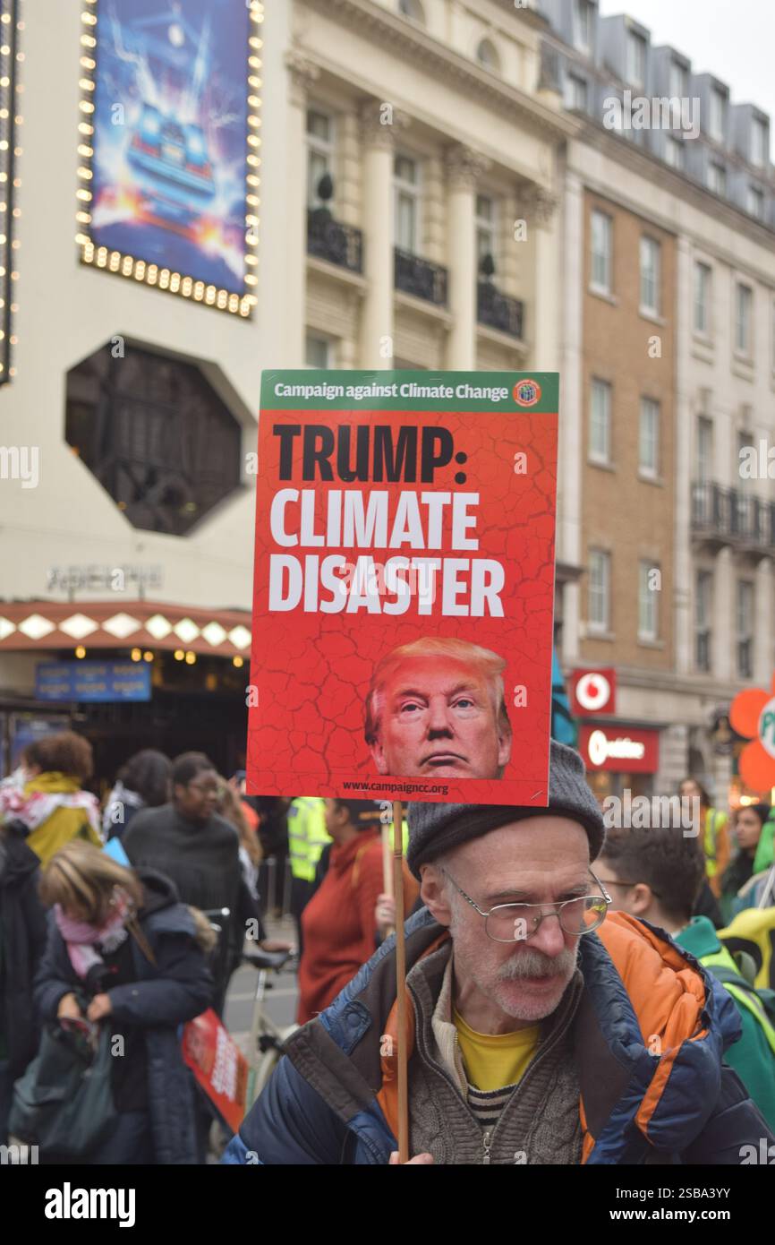 London, Großbritannien – 16. November 2024: März für globale Klimagerechtigkeit. Ein Mann hält ein Schild mit der Aufschrift Trump Climate Disaster Stockfoto