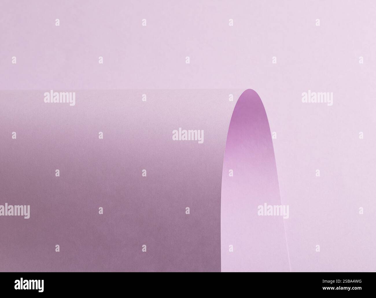 Rosafarbener und lila Papierhintergrund mit einer glatten, matten Oberfläche und weichen Pastelltönen. Elegant und raffiniert, bietet es ein zartes, künstlerisches und minimalistisches Stockfoto
