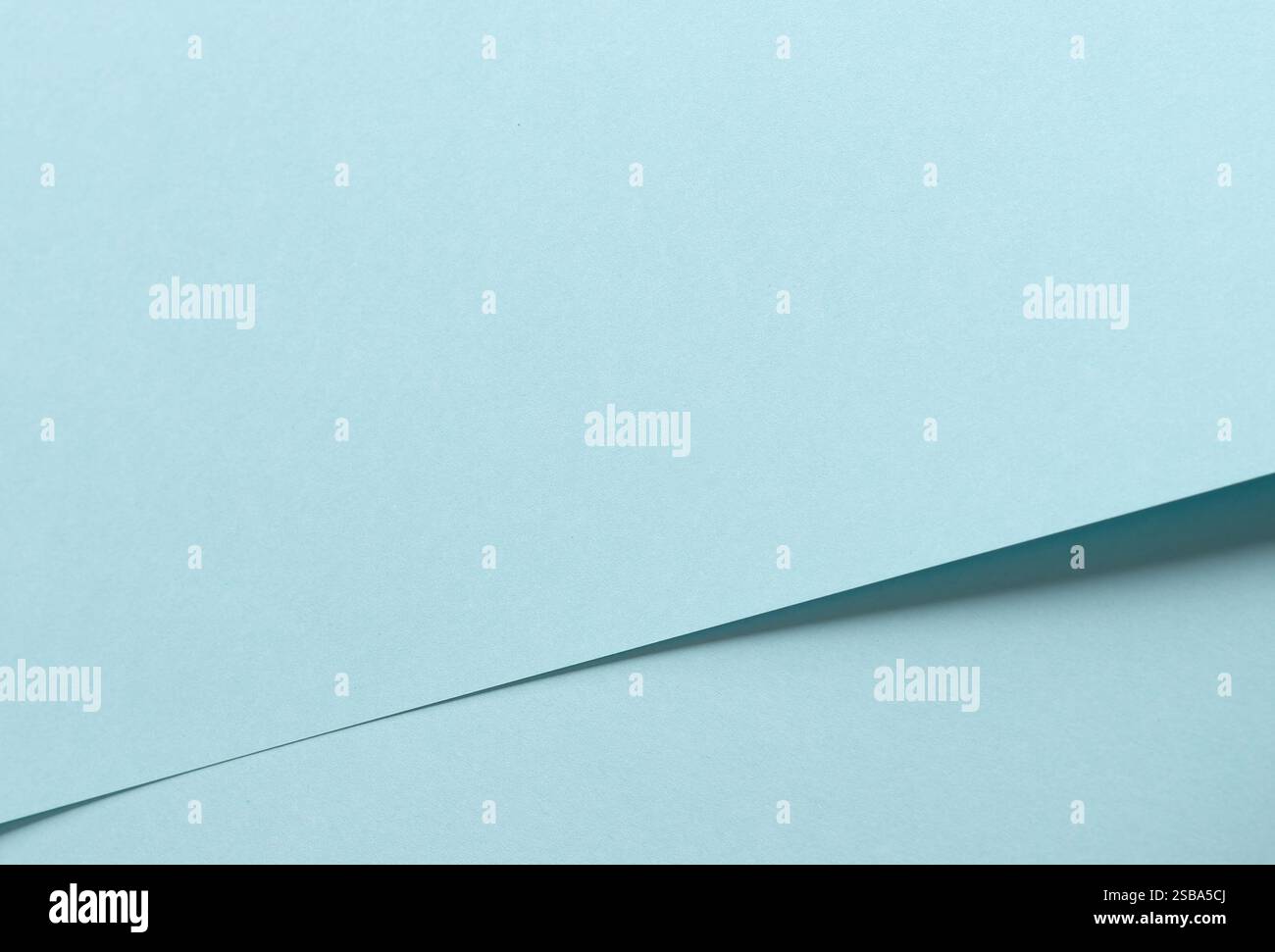 Himmelblauer Papierhintergrund mit glatter, matter Oberfläche und weichen Pastelltönen. Es ist ruhig und raffiniert und bietet ein elegantes, minimalistisches und ruhiges de Stockfoto