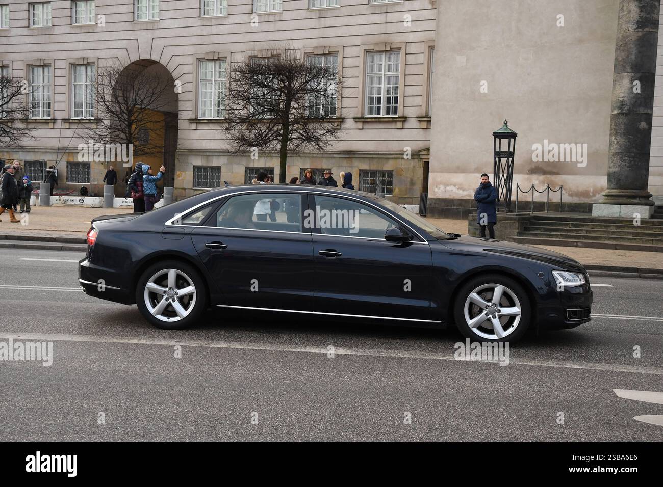 Kopenhagen /Dänemark / 17. Februar.2018_ Kronprinz Friedrich und Kronprinzessin Maria und Prinz Joachim und Prinzessin Marie fahren im königlichen Nummernwagen zum verstorbenen Prinzen Hnerik Henri in der Schlosskirche von chriansborg , wo Prinz Henrik als nächstes die Castcats für eine untaugliche Trauergeschichte legen . Foto. Francis Joseph Dean / Deanpictures. Stockfoto