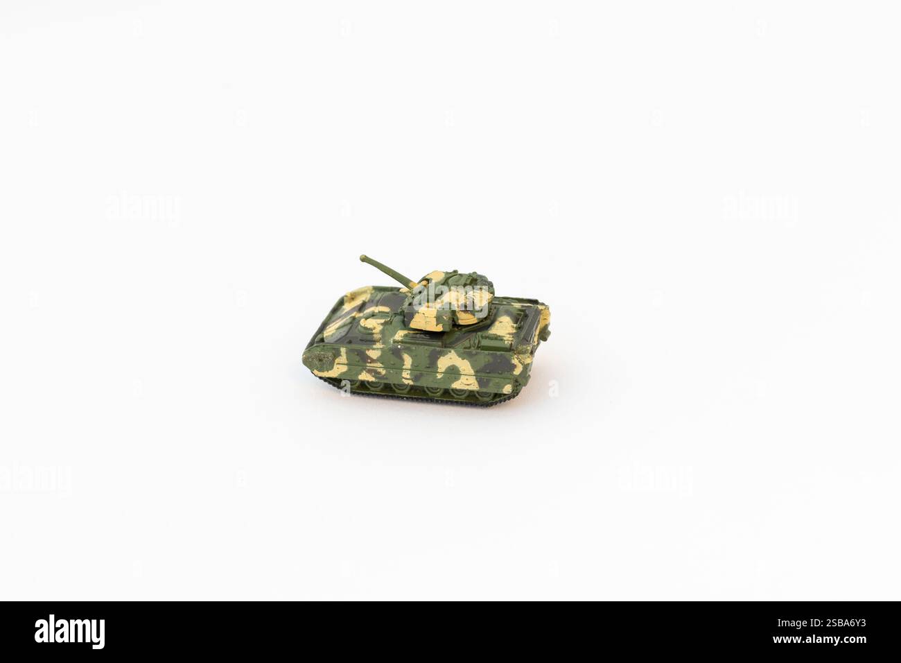 Camouflage-Minitank auf weißem isoliertem Hintergrund Stockfoto