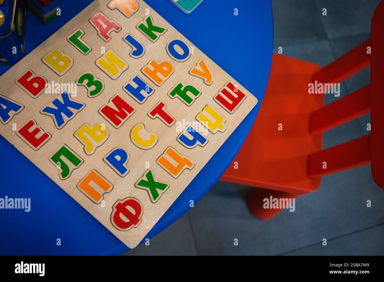 Bunte Holzbuchstaben für Kinder, die das serbische kyrillische Alphabet lernen. Stockfoto