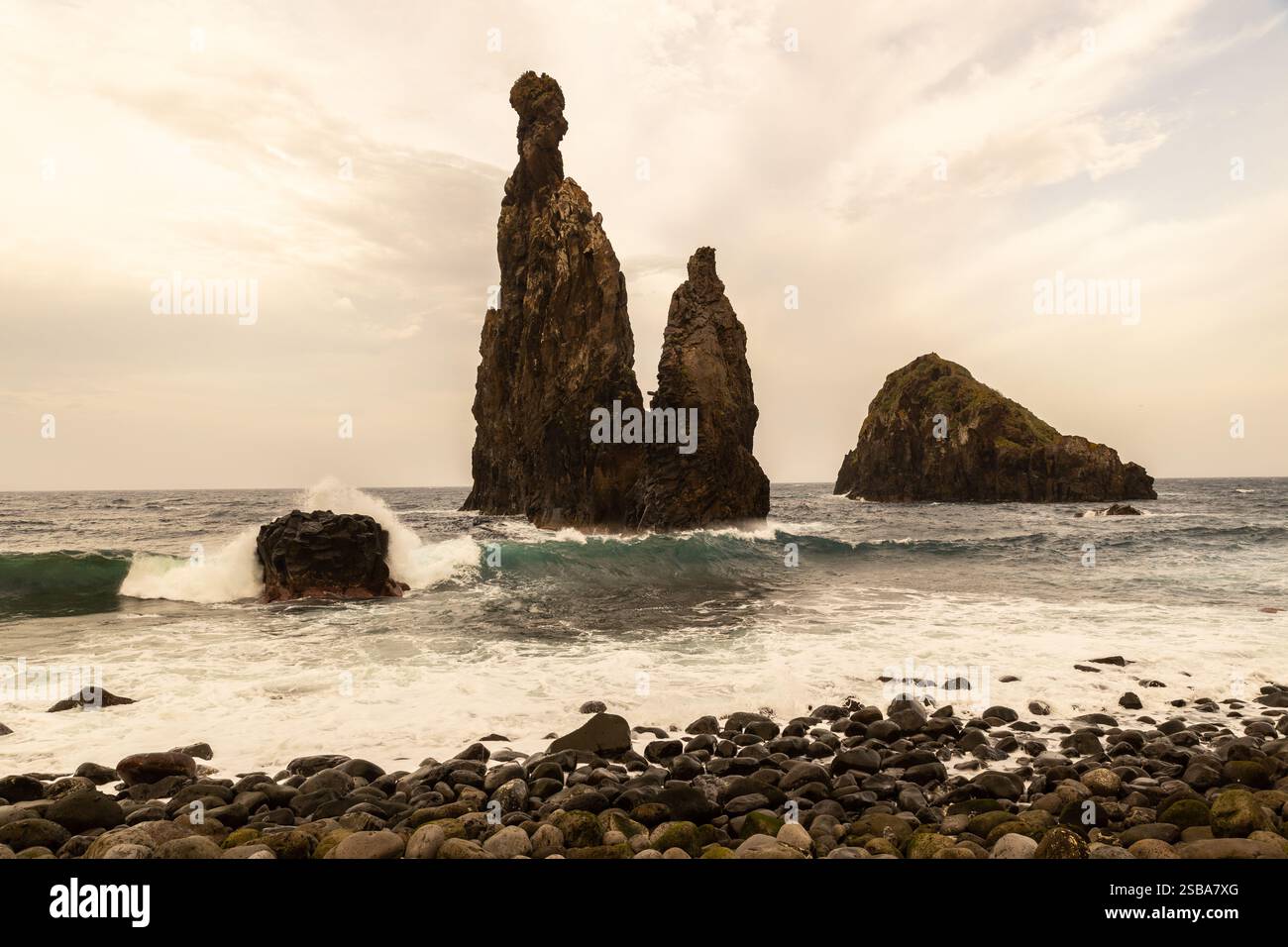 Abgetrennte hohe Felsen, die von unendlichen Wellen in der Atlantikküste in der Nähe der Stadt Ribeira da Janela auf der portugiesischen Insel Madeira gewaschen werden, gibt es dort Stockfoto