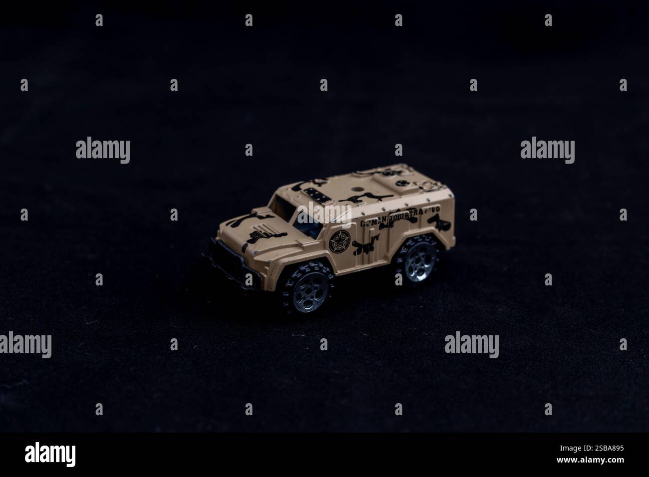 Tan Militärfahrzeug Modell auf schwarzem Hintergrund Stockfoto