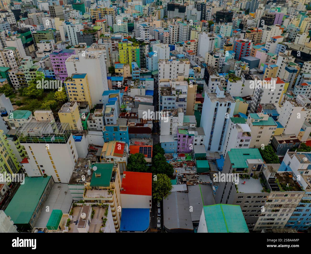 Von oben nach unten in der Stadt in Malé, der Hauptstadt der Malediven im Indischen Ozean. Farbenfrohe Häuser. Überfüllte Stadt. Typisch asiatischer Stadtblick Stockfoto