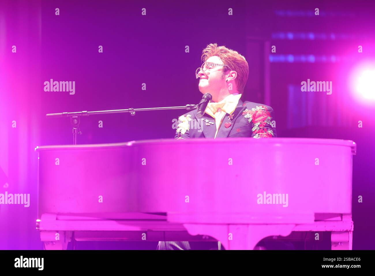 Der Rocket man ist eine Hommage an Sir Elton John. Jimmy Love ist Elton John in der Show The Rocket man A Tribute to Sir Elton John. Limoges Opera, Februar Stockfoto