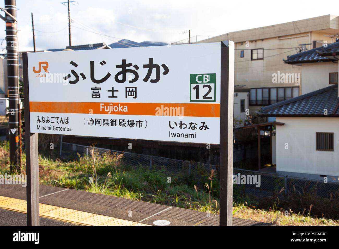 FUJIOKA, GOTEMBA, JAPAN. Bahnsteig-Schild für den japanischen Bahnhof Fujioka. Stockfoto