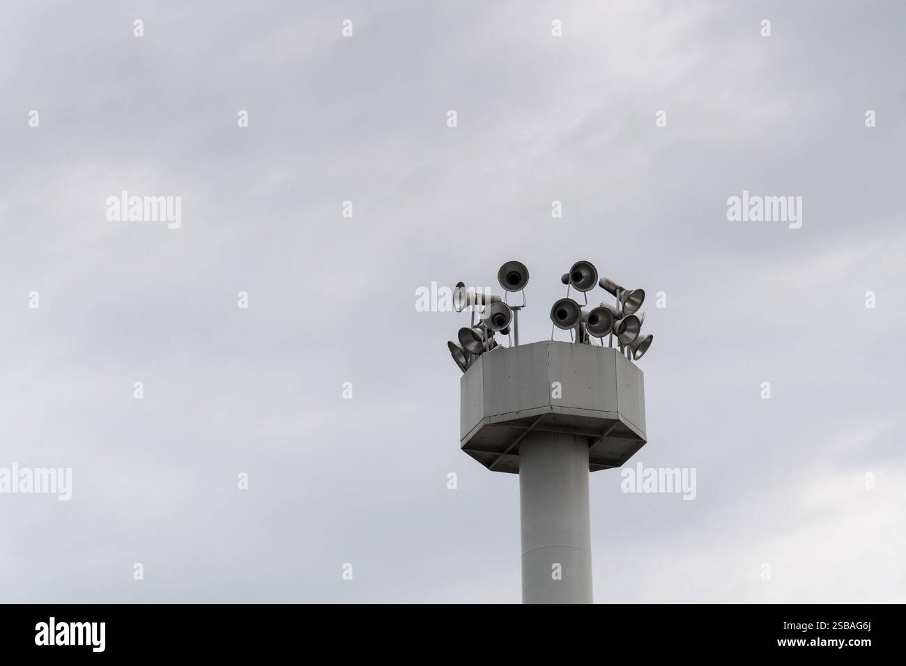 Lichtturm der Grenzubergangsstelle Marienborn-Böe auf der ostdeutschen Seite der ehemaligen DDR- und westdeutschen Grenze (Grenzubergang Helmstedt Marienborn) Stockfoto