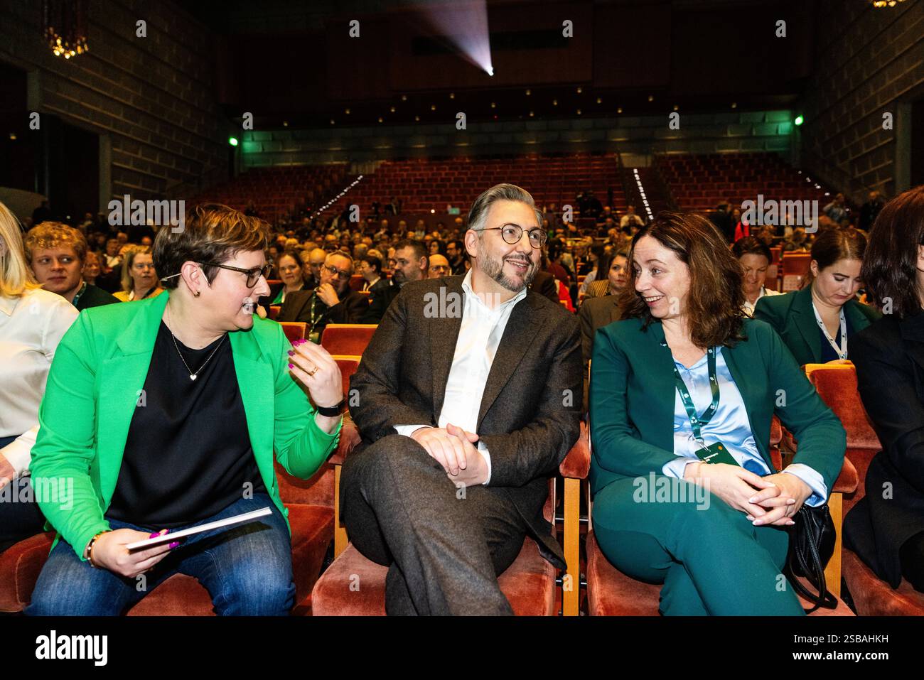 Links Madelaine Jakobsson, Parteivorsitzender Muharrem Demirok und seine Freundin Sara Larsson, rechts im Bild, während der Kommunaltage der Zentrumspartei (Parteiversammlung), Centerpartiets kommundagar in Linköping, Schweden. Stockfoto