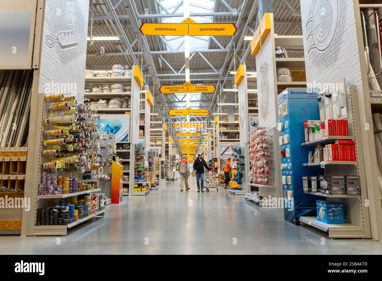 Grodno, Weißrussland - 22. Oktober 2024: Ein helles und geräumiges Materik-Ladeninnere, das ordentlich organisierte Gänge mit Heimwerkerbedarf zeigt, Crea Stockfoto