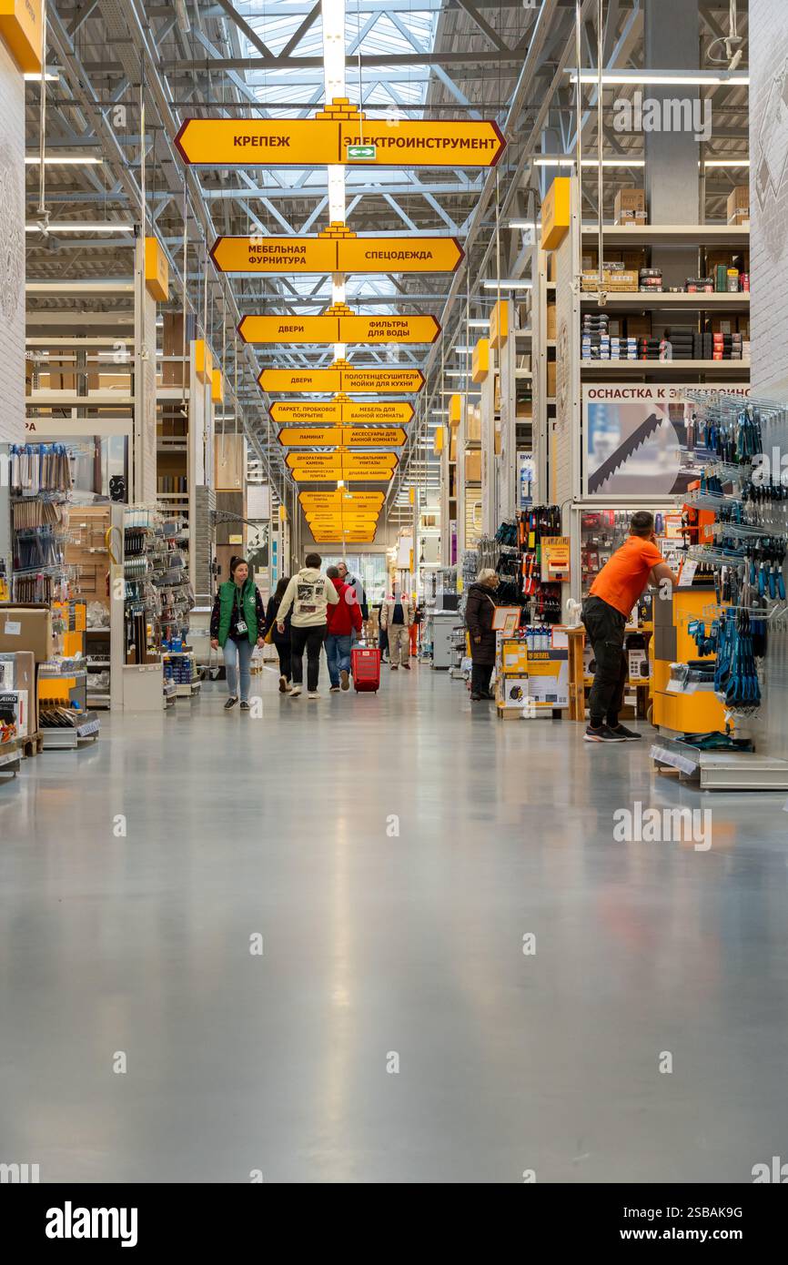 Grodno, Weißrussland - 22. Oktober 2024: Ein helles und geräumiges Materik-Ladeninnere, das ordentlich organisierte Gänge mit Heimwerkerbedarf zeigt, Crea Stockfoto