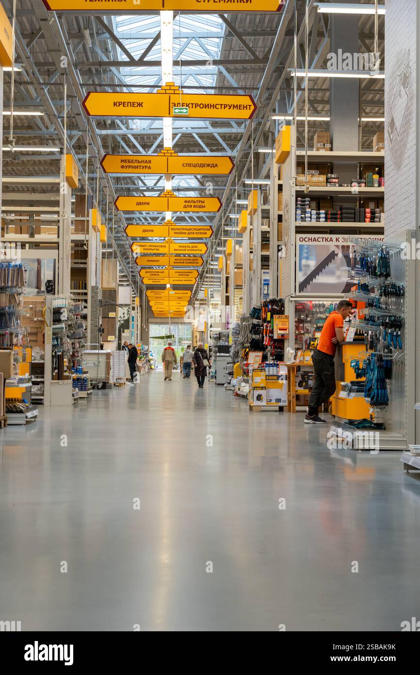 Grodno, Weißrussland - 22. Oktober 2024: Ein helles und geräumiges Materik-Ladeninnere, das ordentlich organisierte Gänge mit Heimwerkerbedarf zeigt, Crea Stockfoto