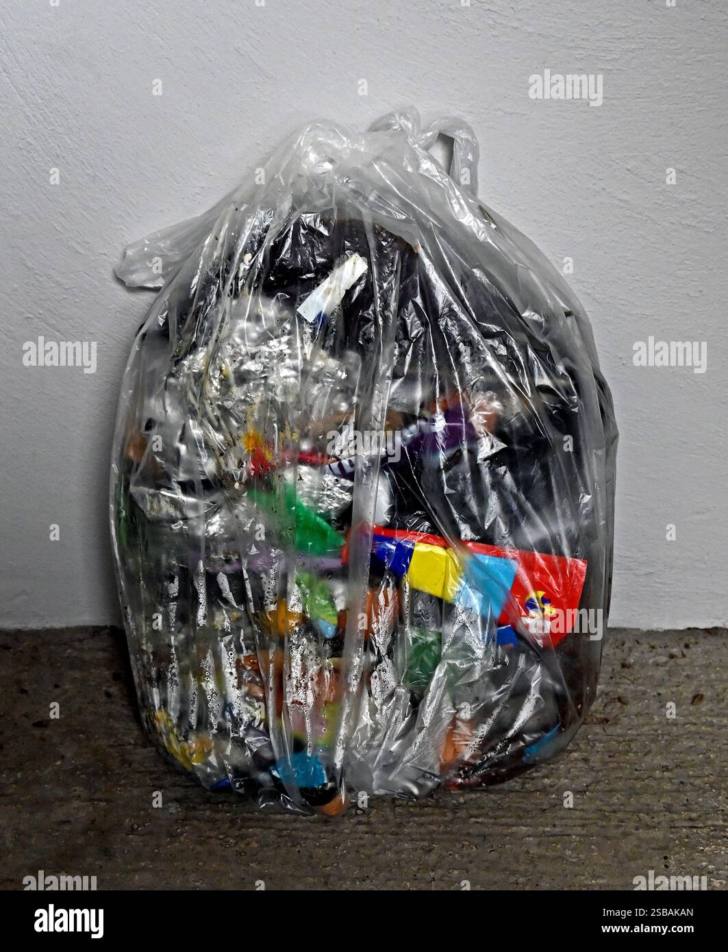 Transparenter Müllsack mit Haushaltsgeräten. Stockfoto