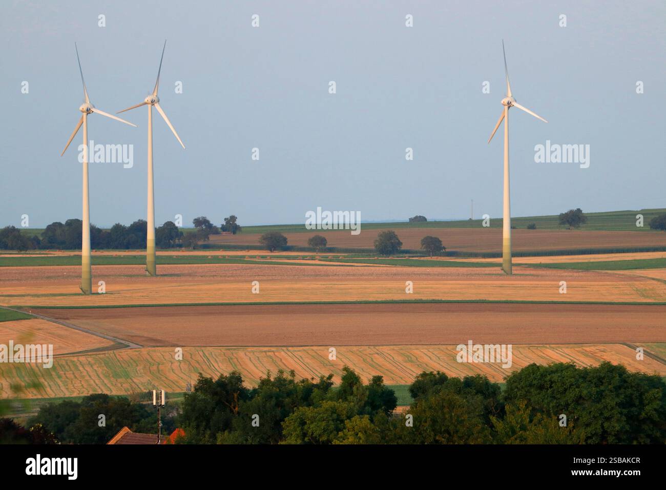 Windkraftanlage - Symbolbild Alternative Energien, Windkraft/ Windturbinen - symbolisches Bild alternativer Energien, Windkraft (nur für redaktionel) Stockfoto