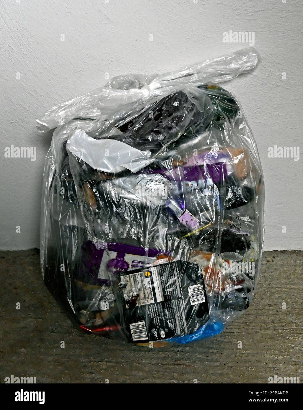 Transparenter Müllsack mit Haushaltsgeräten. Stockfoto