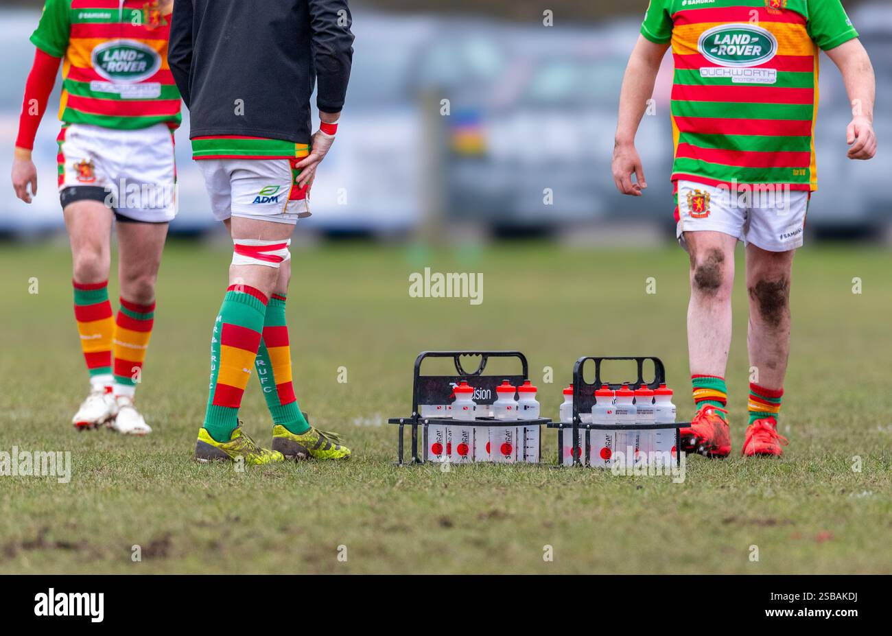 Trinkflaschen aus Plastik, die englische Rugby Union-Amateur-Spieler in einem Ligaspiel mit Wasser versorgen. Stockfoto