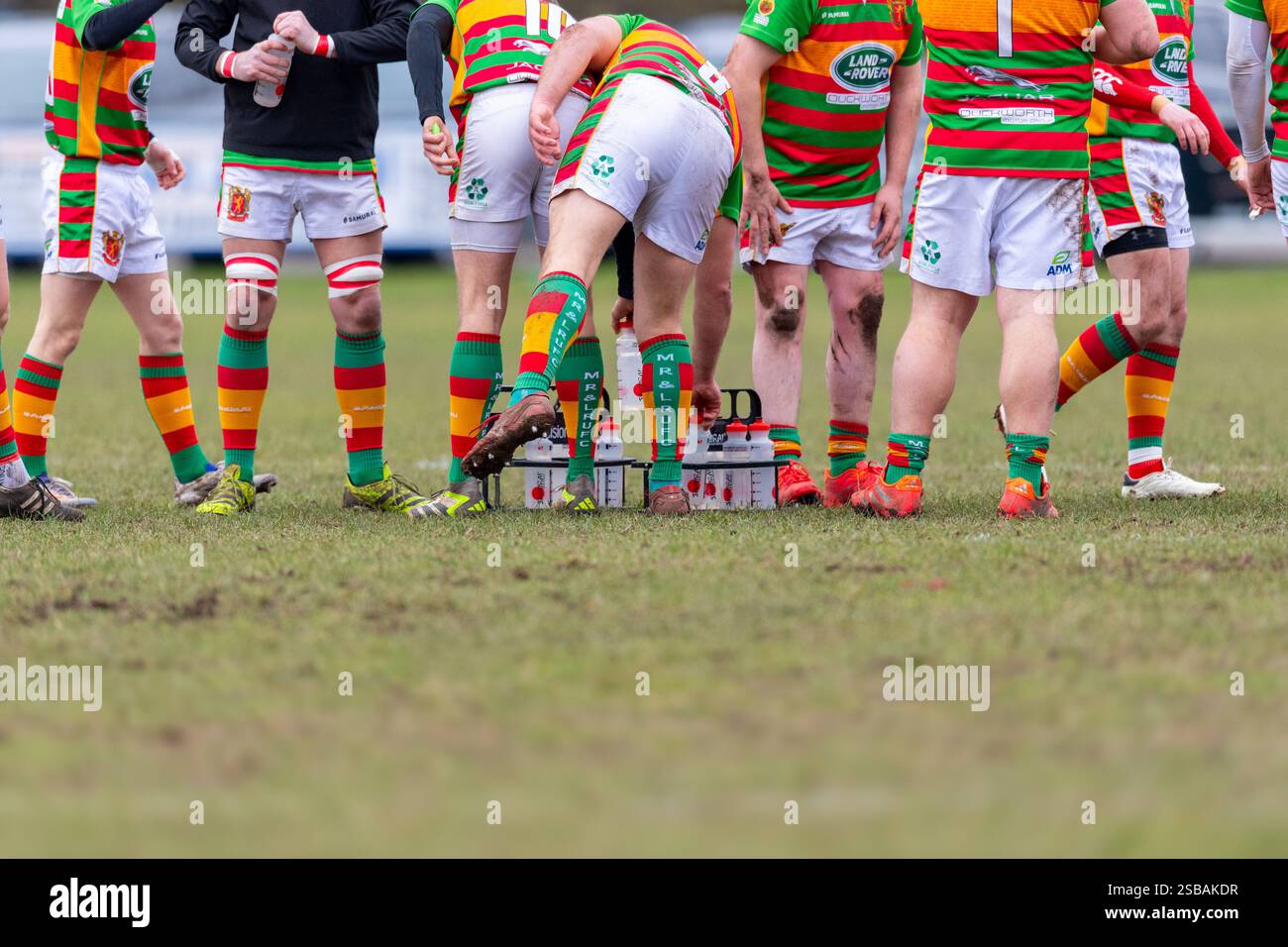 Trinkflaschen aus Plastik, die englische Rugby Union-Amateur-Spieler in einem Ligaspiel mit Wasser versorgen. Stockfoto