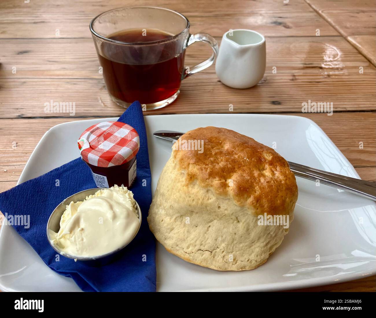Devon Cream Tea mit Erdbeermarmelade, Clotted Cream und Tee - Smartphone-aufgenommenes Stockfoto