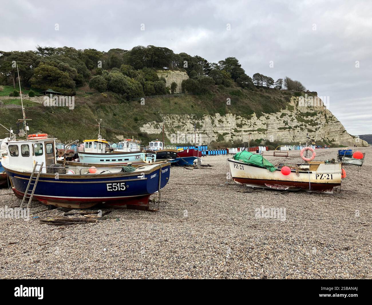 Farbenfrohe Fischerboote am Strand in Beer, Devon - Smartphone-aufgenommenes Stockfoto