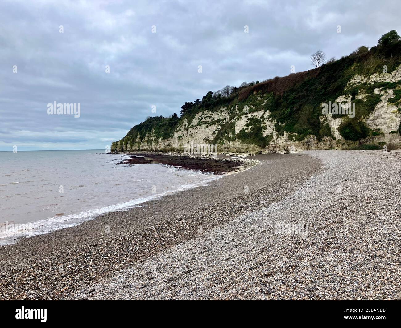 Kieselstrand und Klippen an der Juraküste, Bier, Devon - Smartphone-aufgenommenes Stockfoto
