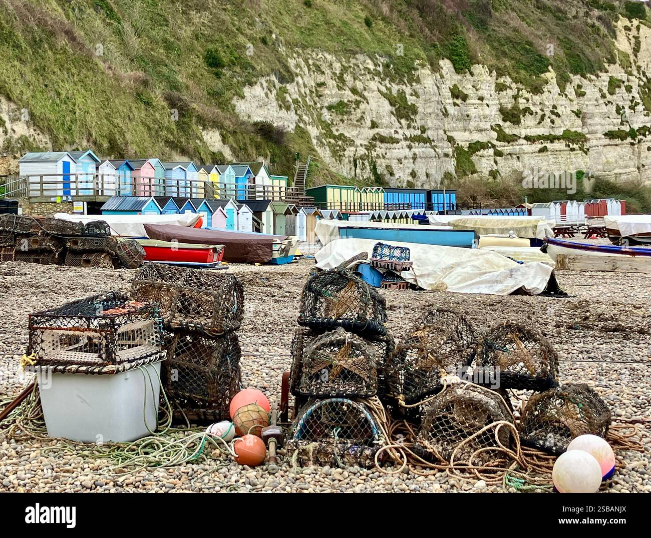 Hummertöpfe, Fischerboote und Strandhütten am Strand, Bier, Devon - Smartphone-aufgenommenes Stockfoto