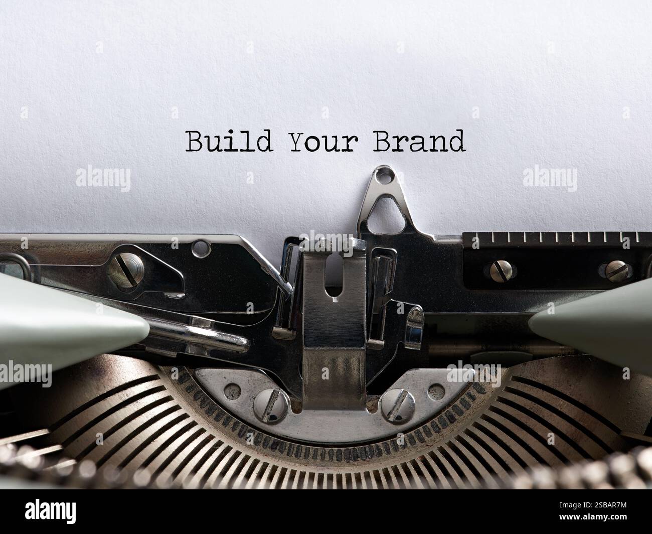 Das Wort Build Your Brand geschrieben mit einer Vintage-Schreibmaschine. Marketing-Branding, Konzept für Geschäftswerbung. Stockfoto