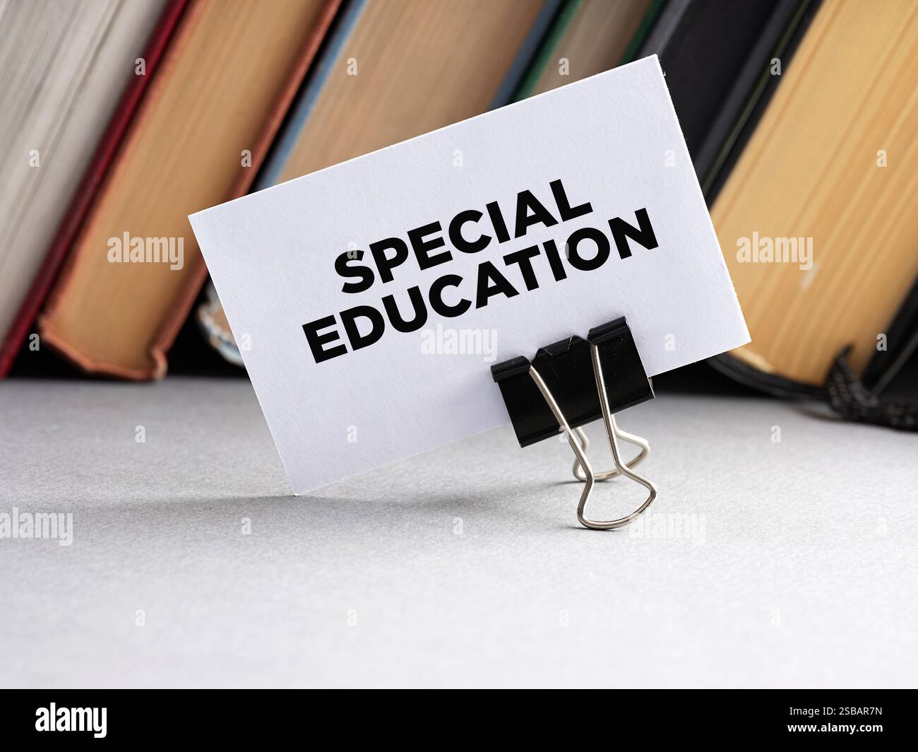 Die Botschaft Sonderausbildung auf einer Visitenkarte mit Buchhintergrund. Sonderpädagogische behinderte Studierende mit Lernbehinderung. Stockfoto