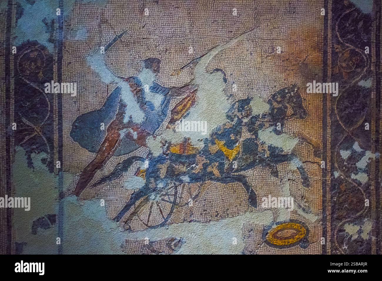 Neapel, Italien - 18. November 2024: Fragment eines historischen antiken römischen Mosaiks um 100 v. Chr. Archäologisches Artefakt aus einem ausgegrabenen Haus in der Stockfoto