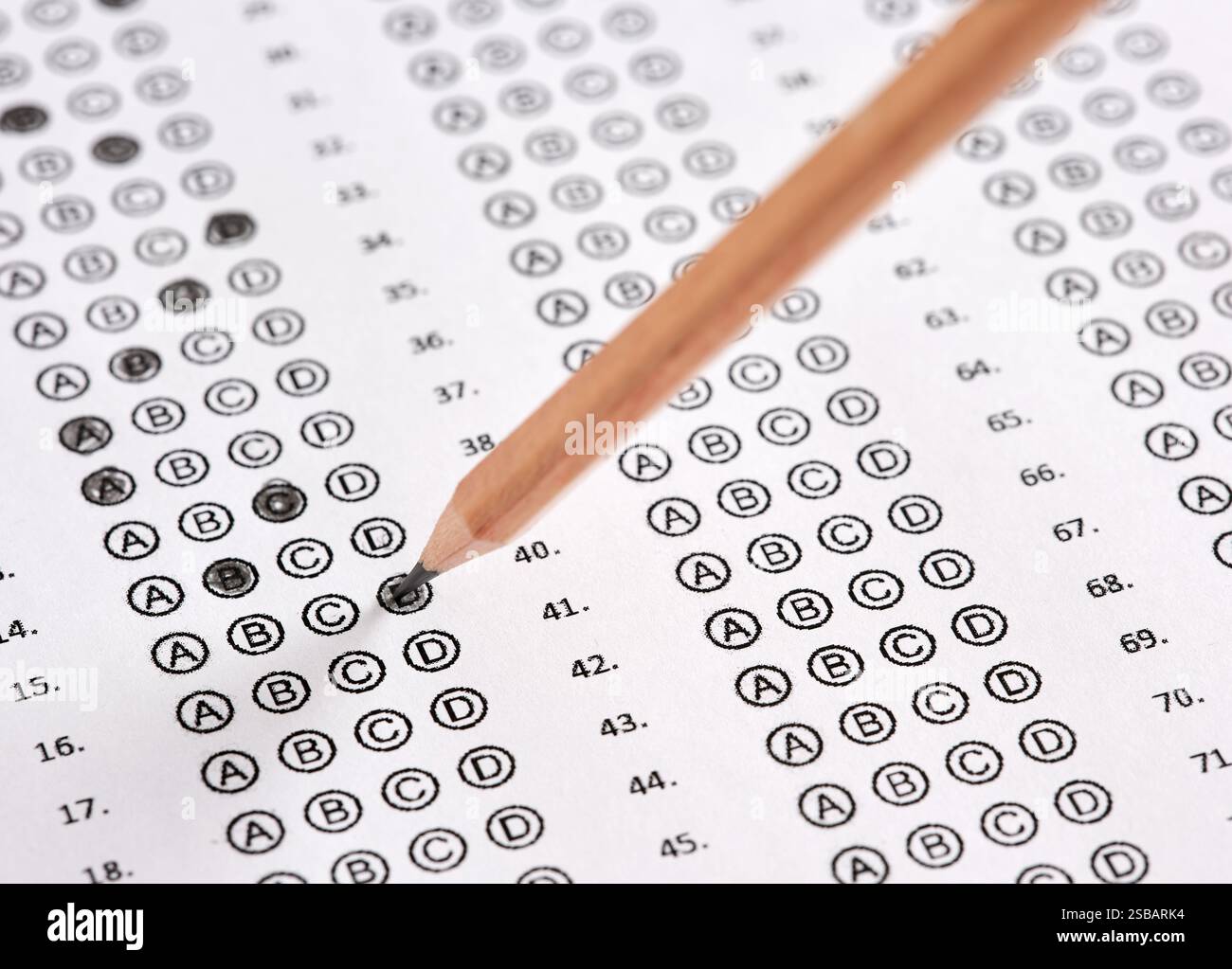 Nahansicht eines mit Bleistift gefüllten Blattes Prüfpapier. Konzepte für Bildung, Prüfung, Quiz und Schulerfolg. Stockfoto