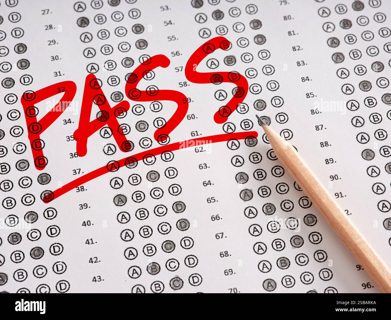 Das Wort Pass steht auf einem Blatt Prüfungspapier mit Bleistift. Erziehungserfolg, gute Noten und Bewertungskonzept. Stockfoto