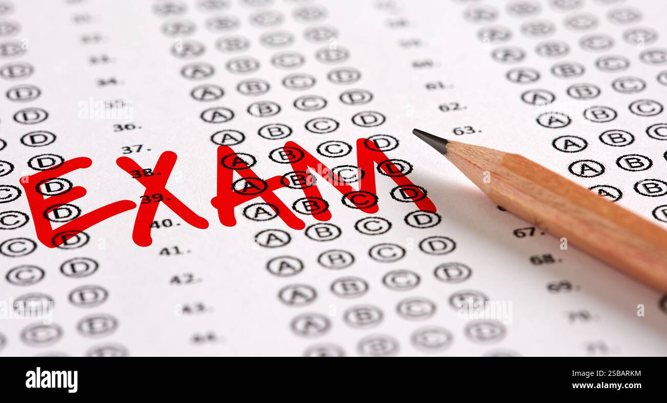 Nahaufnahme einer Prüfungsarbeit mit dem Wort „Exam“ und einem Bleistift. Konzepte für Bildung, Prüfung, Quiz und Schulerfolg. Stockfoto