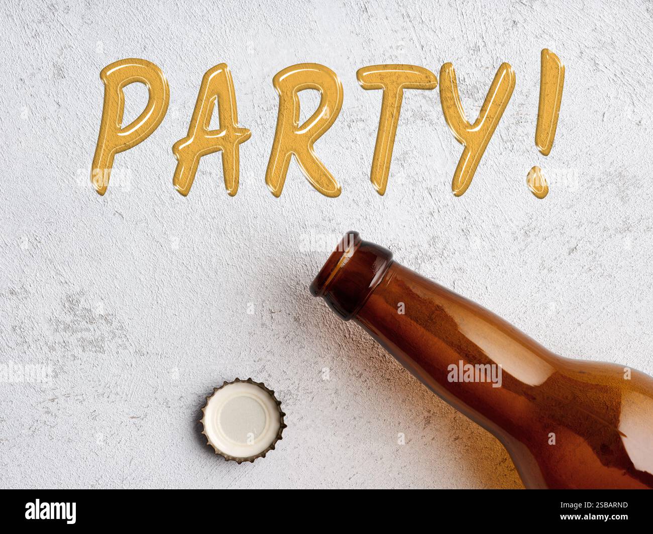 Bier trinken, Party und Feier. Happy Hour. Das Wort Party in flüssiger Form ist aus der Bierflasche auf einem weißen Tisch verschüttet. Stockfoto