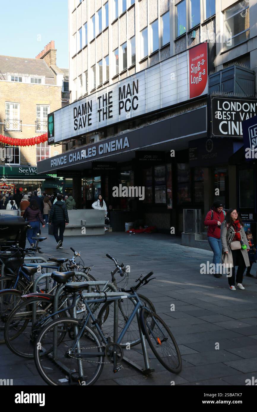 London, Großbritannien. Februar 2025. Ein allgemeiner Blick auf das Prince Charles Cinema in der Nähe von Chinatown und Leicester Square mit einem Schild „Save the PCC“. Der Veranstaltungsort hat angekündigt, dass er nach Ablauf seines derzeitigen Mietvertrags zur Schließung gezwungen werden könnte, und seinem Vermieter, Criterion Capital, vorgeworfen, er habe eine unangemessene Miete verlangt – eine, die kein Kinobesitzer für fair halten würde. Darüber hinaus enthält der vorgeschlagene Mietvertrag eine Klausel, nach der das Kino die Räumlichkeiten innerhalb von sechs Monaten räumen muss, wenn das Gelände saniert wird. Quelle: Waldemar Sikora / Alamy Live News Stockfoto