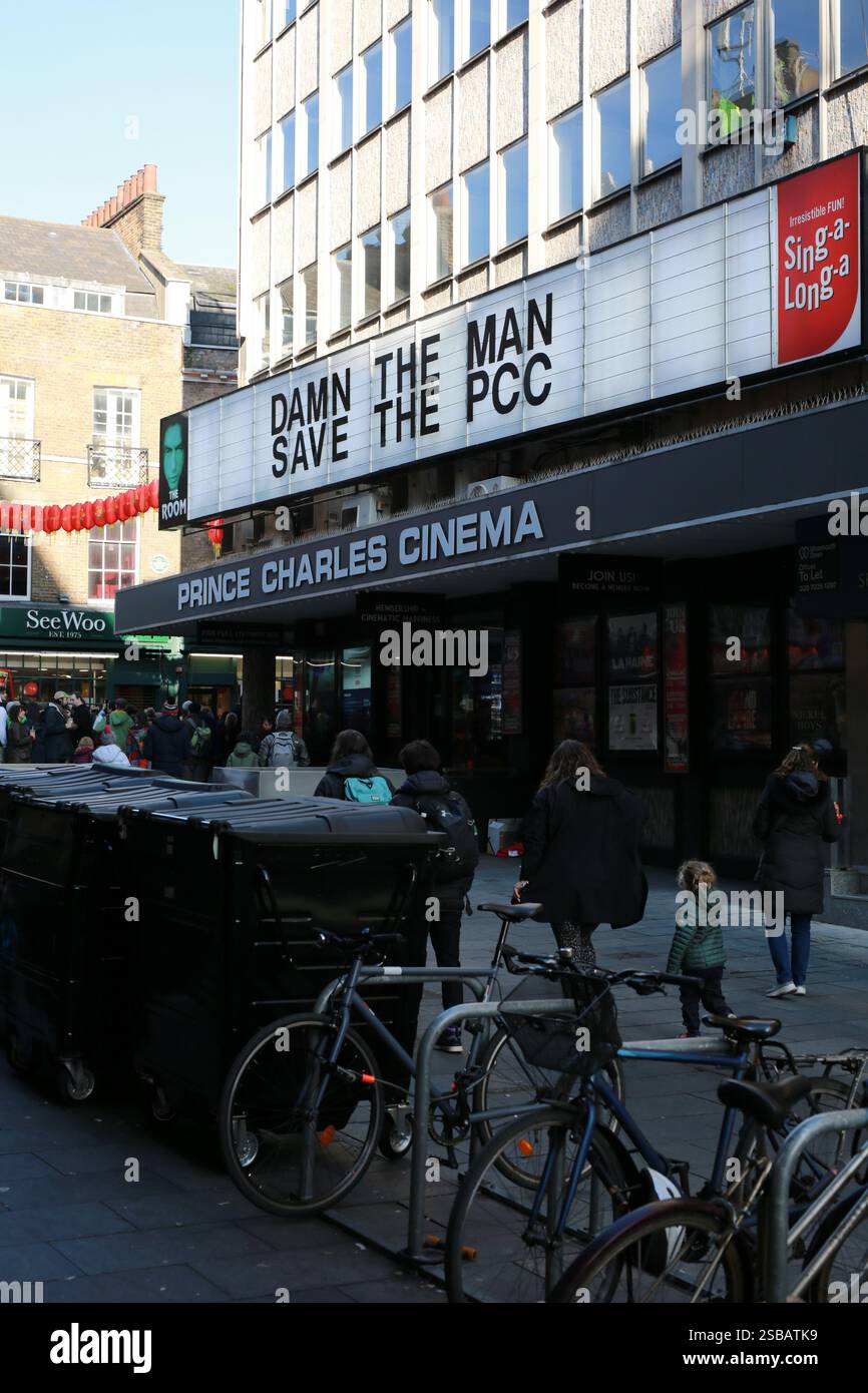 London, Großbritannien. Februar 2025. Ein allgemeiner Blick auf das Prince Charles Cinema in der Nähe von Chinatown und Leicester Square mit einem Schild „Save the PCC“. Der Veranstaltungsort hat angekündigt, dass er nach Ablauf seines derzeitigen Mietvertrags zur Schließung gezwungen werden könnte, und seinem Vermieter, Criterion Capital, vorgeworfen, er habe eine unangemessene Miete verlangt – eine, die kein Kinobesitzer für fair halten würde. Darüber hinaus enthält der vorgeschlagene Mietvertrag eine Klausel, nach der das Kino die Räumlichkeiten innerhalb von sechs Monaten räumen muss, wenn das Gelände saniert wird. Quelle: Waldemar Sikora / Alamy Live News Stockfoto