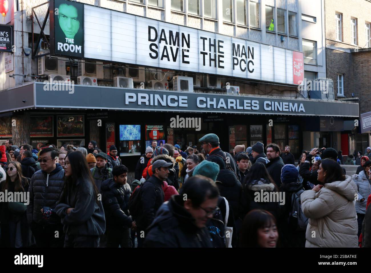 London, Großbritannien. Februar 2025. Ein allgemeiner Blick auf das Prince Charles Cinema in der Nähe von Chinatown und Leicester Square mit einem Schild „Save the PCC“. Der Veranstaltungsort hat angekündigt, dass er nach Ablauf seines derzeitigen Mietvertrags zur Schließung gezwungen werden könnte, und seinem Vermieter, Criterion Capital, vorgeworfen, er habe eine unangemessene Miete verlangt – eine, die kein Kinobesitzer für fair halten würde. Darüber hinaus enthält der vorgeschlagene Mietvertrag eine Klausel, nach der das Kino die Räumlichkeiten innerhalb von sechs Monaten räumen muss, wenn das Gelände saniert wird. Quelle: Waldemar Sikora / Alamy Live News Stockfoto