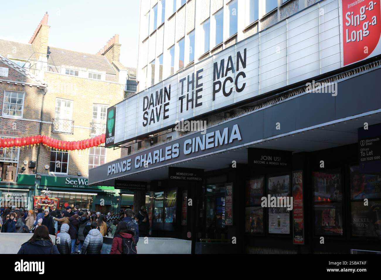 London, Großbritannien. Februar 2025. Ein allgemeiner Blick auf das Prince Charles Cinema in der Nähe von Chinatown und Leicester Square mit einem Schild „Save the PCC“. Der Veranstaltungsort hat angekündigt, dass er nach Ablauf seines derzeitigen Mietvertrags zur Schließung gezwungen werden könnte, und seinem Vermieter, Criterion Capital, vorgeworfen, er habe eine unangemessene Miete verlangt – eine, die kein Kinobesitzer für fair halten würde. Darüber hinaus enthält der vorgeschlagene Mietvertrag eine Klausel, nach der das Kino die Räumlichkeiten innerhalb von sechs Monaten räumen muss, wenn das Gelände saniert wird. Quelle: Waldemar Sikora / Alamy Live News Stockfoto
