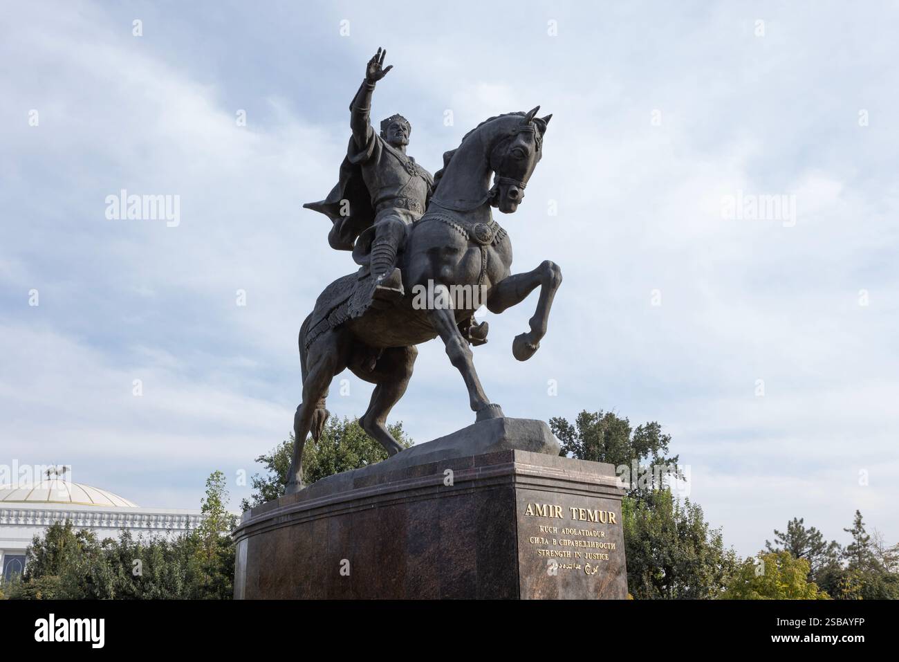 Taschkent, Usbekistan - 1. Oktober 2024: Statue von Timur zu Pferd auf dem Amir timur-Platz. Eines der Wahrzeichen in taschkent. Stockfoto