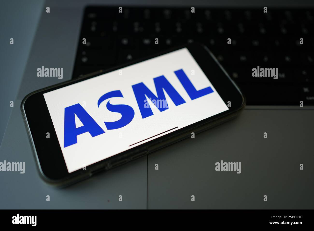 Roosendaal, Niederlande - 2. Februar 2025: Person, die ein Mobiltelefon mit dem Logo des Halbleiterunternehmens ASML Holding NV aus den Niederlanden hält. Stockfoto