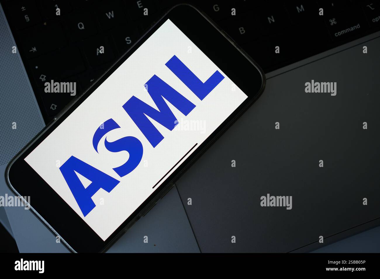 Roosendaal, Niederlande - 2. Februar 2025: Person, die ein Mobiltelefon mit dem Logo des Halbleiterunternehmens ASML Holding NV aus den Niederlanden hält. Stockfoto