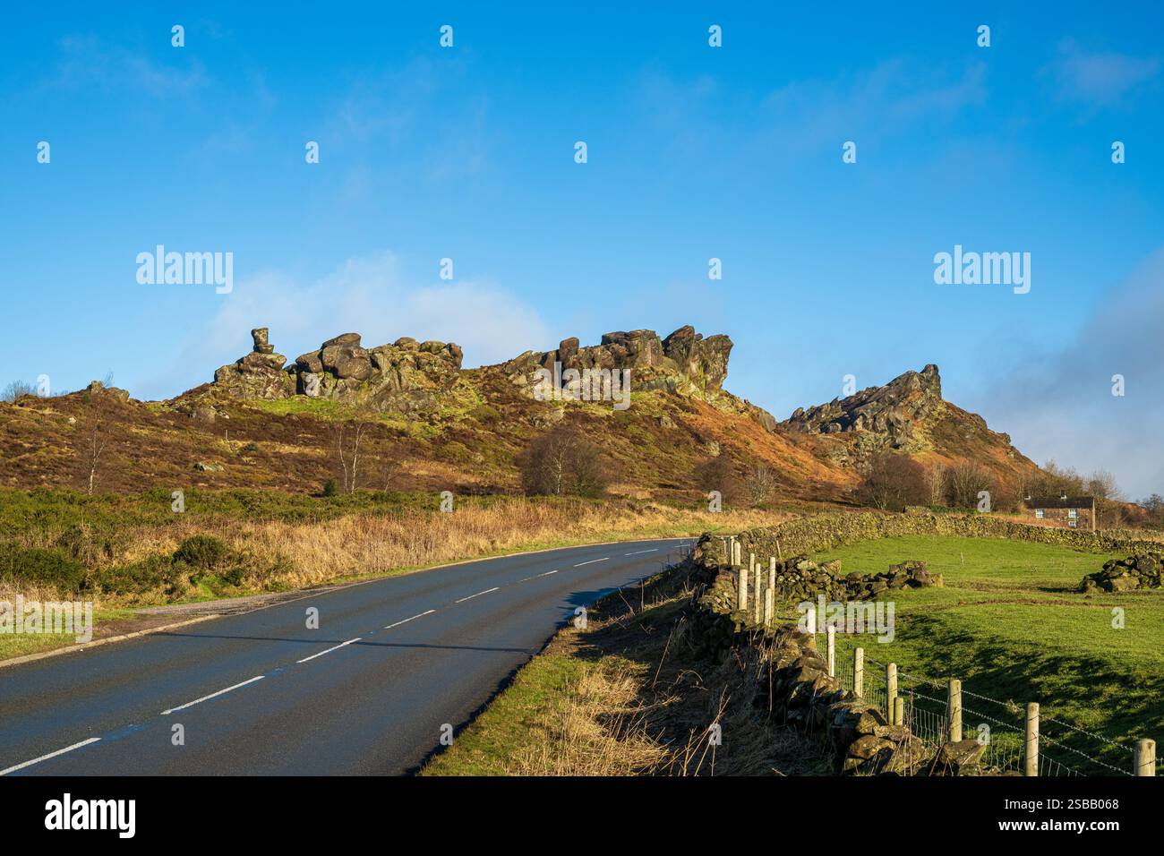 Ramshaw Rocks Wintersonnenaufgang im Staffordshire Peak District National Park, England, Großbritannien. Stockfoto