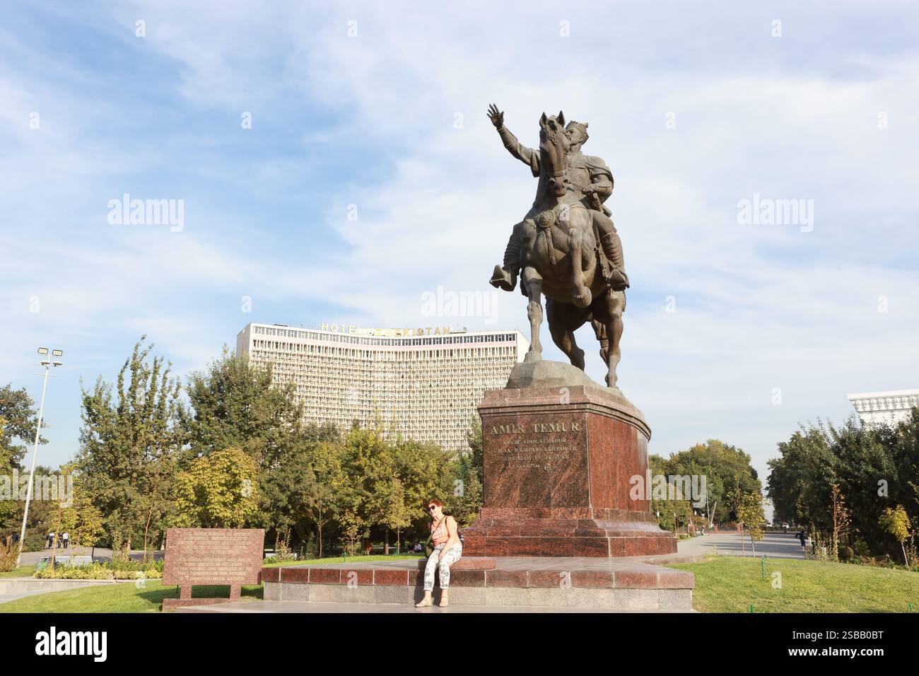 Taschkent, Usbekistan - 1. Oktober 2024: Statue von Timur zu Pferd auf dem Amir timur-Platz. Einer der Orientierungspunkte Stockfoto
