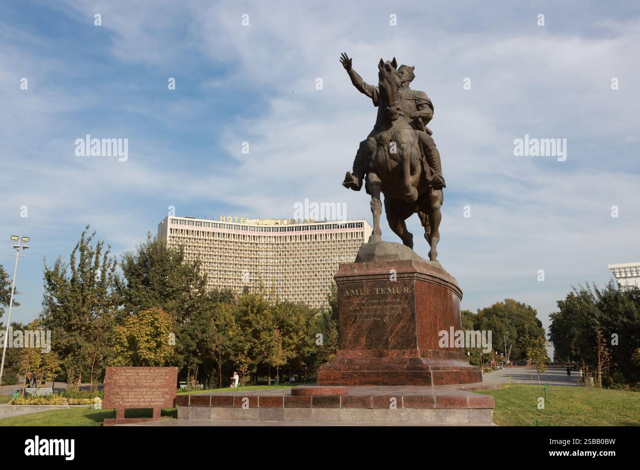 Taschkent, Usbekistan - 1. Oktober 2024: Statue von Timur zu Pferd auf dem Amir timur-Platz. Einer der Orientierungspunkte Stockfoto