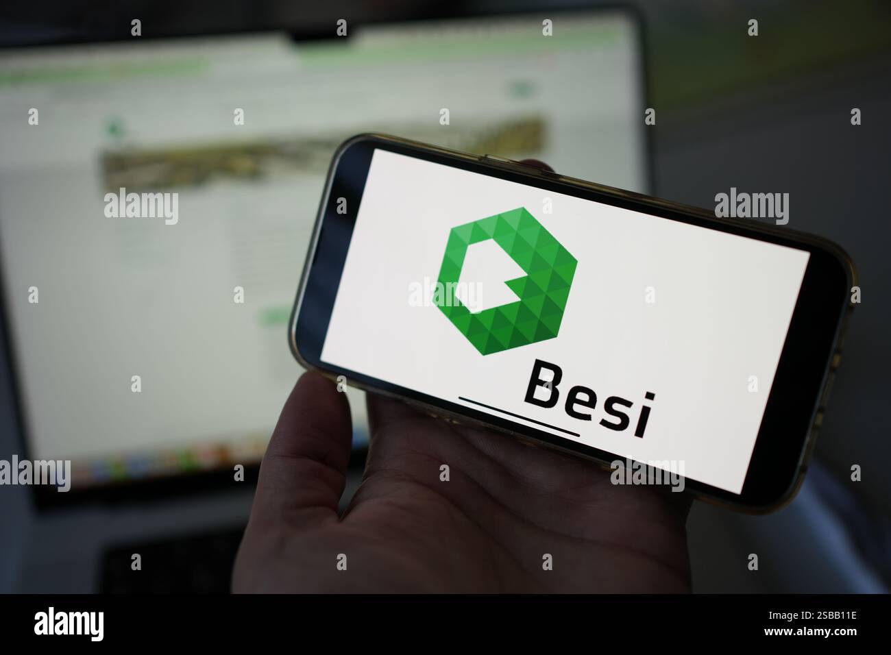 Roosendaal, Niederlande - 2. Februar 2025: Person, die ein Mobiltelefon mit dem Logo des Halbleiterunternehmens BE Semiconductor Industries N.V. hält Stockfoto