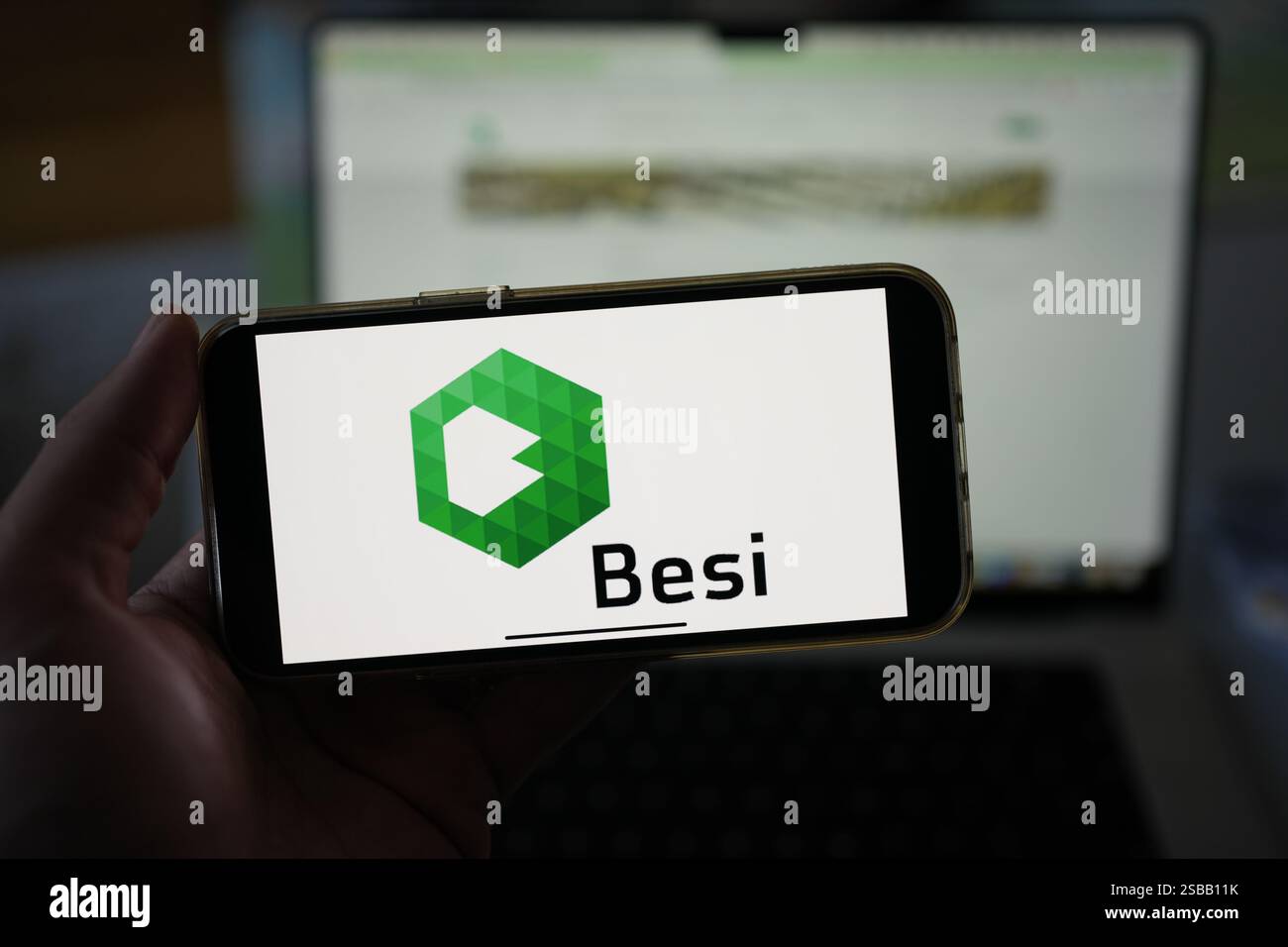 Roosendaal, Niederlande - 2. Februar 2025: Person, die ein Mobiltelefon mit dem Logo des Halbleiterunternehmens BE Semiconductor Industries N.V. hält Stockfoto