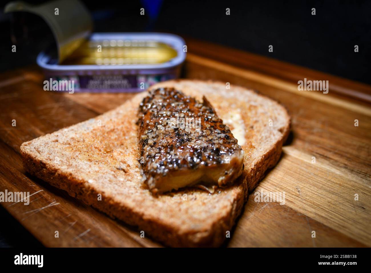 Dose Makrele auf Toast Stockfoto