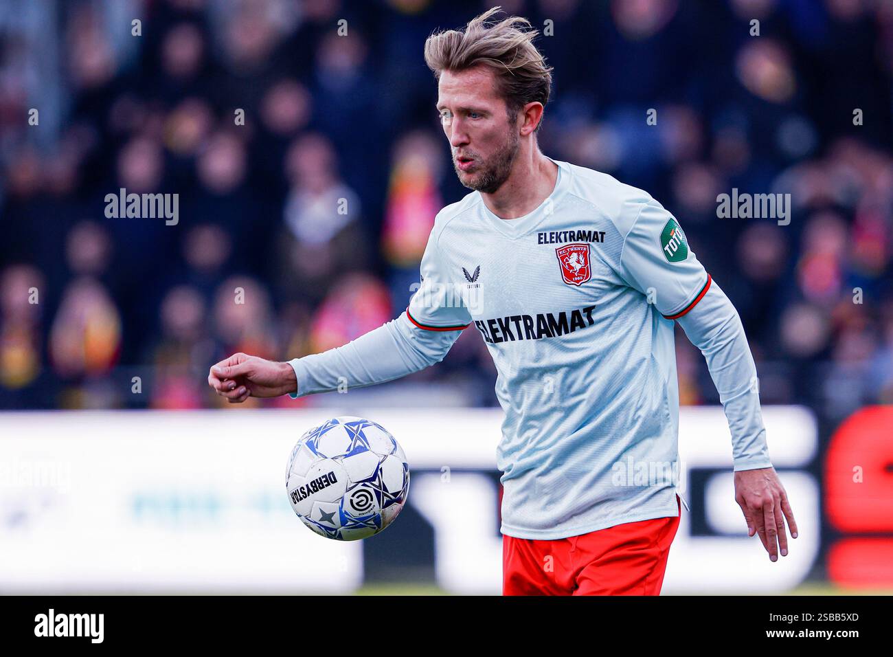Deventer, Niederlande. Februar 2025. DEVENTER, NIEDERLANDE - 2. FEBRUAR: Michel VLAP vom FC Twente spielt mit dem Ball während des niederländischen Eredivisie-Spiels zwischen Go Ahead Eagles und FC Twente am 2. Februar 2025 in de Adelaarshorst in Deventer, Niederlande. (Foto: Broer van den Boom/Orange Pictures) Credit: Orange Pics BV/Alamy Live News Stockfoto