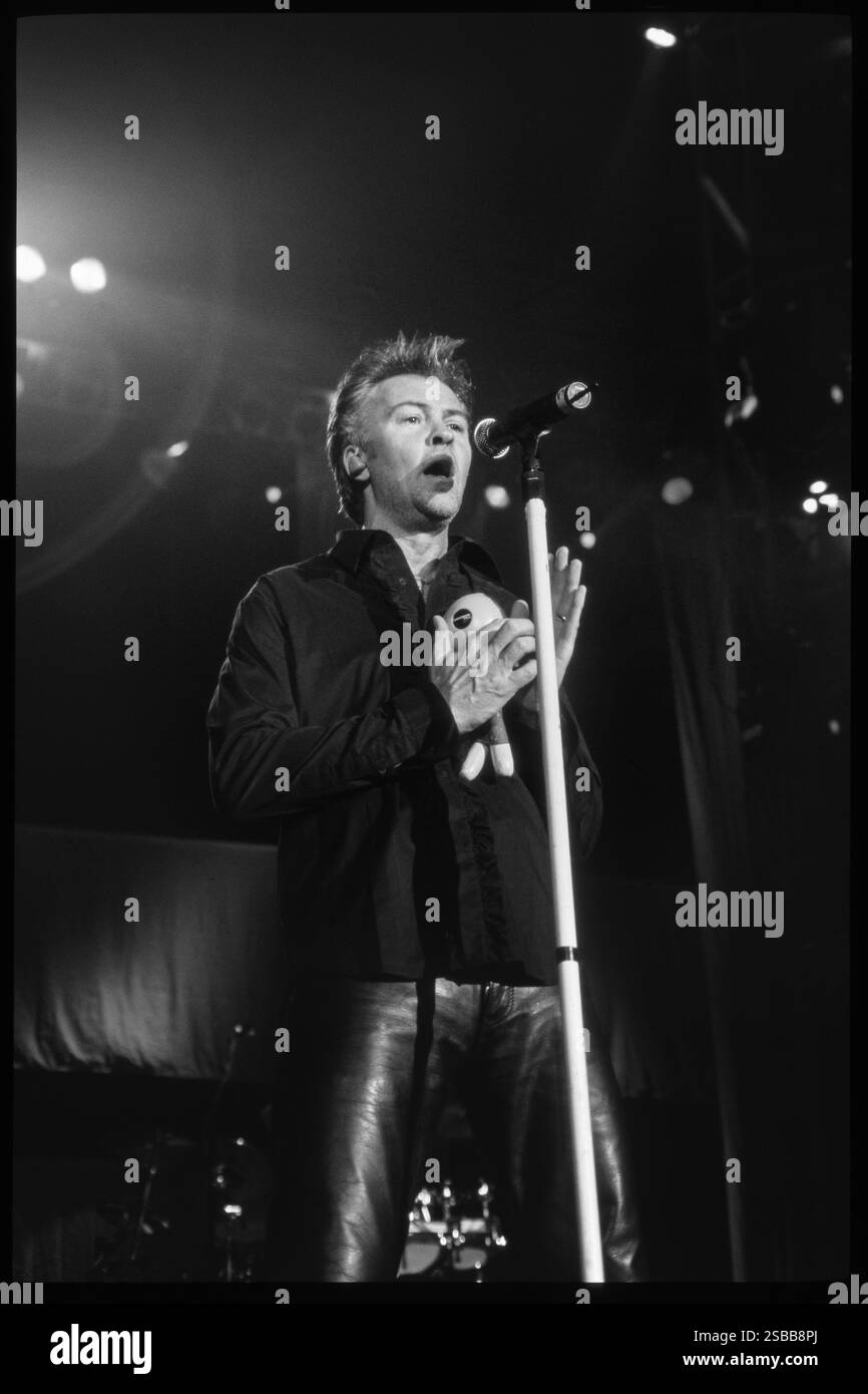 PAUL YOUNG, KONZERT, 2002: 80er-Jahre-Soul-Pop-Star Paul Young auf der Legends Tour in der Cardiff International Arena in Cardiff, Wales, Großbritannien am 18. April 2002. Foto: Rob Watkins. INFO: Paul Young (* 17. Januar 1956) ist ein englischer Musiker, Sänger und Songwriter. Früher war er Frontmann der kurzlebigen Bands Kat Kool & The Kool Cats, Streetband und Q-Tips, wurde mit seinem großen Solo-Charts-Erfolg in den 1980er Jahren ein Teenager-Idol Stockfoto