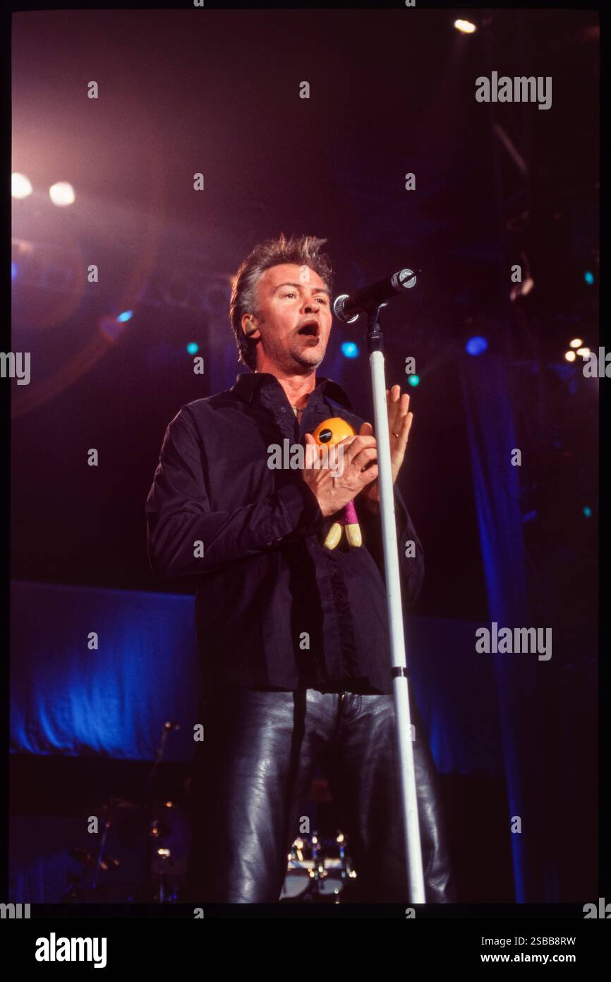 PAUL YOUNG, KONZERT, 2002: 80er-Jahre-Soul-Pop-Star Paul Young auf der Legends Tour in der Cardiff International Arena in Cardiff, Wales, Großbritannien am 18. April 2002. Foto: Rob Watkins. INFO: Paul Young (* 17. Januar 1956) ist ein englischer Musiker, Sänger und Songwriter. Früher war er Frontmann der kurzlebigen Bands Kat Kool & The Kool Cats, Streetband und Q-Tips, wurde mit seinem großen Solo-Charts-Erfolg in den 1980er Jahren ein Teenager-Idol Stockfoto